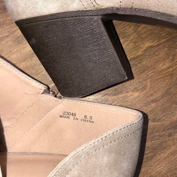 Tan size 8 1/2 open ankle zippered booties - Picture 8 of 9